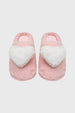Pantuflas de mujer rosadas con un gran corazón blanco esponjoso en el empeine diseño acogedor y divertido
