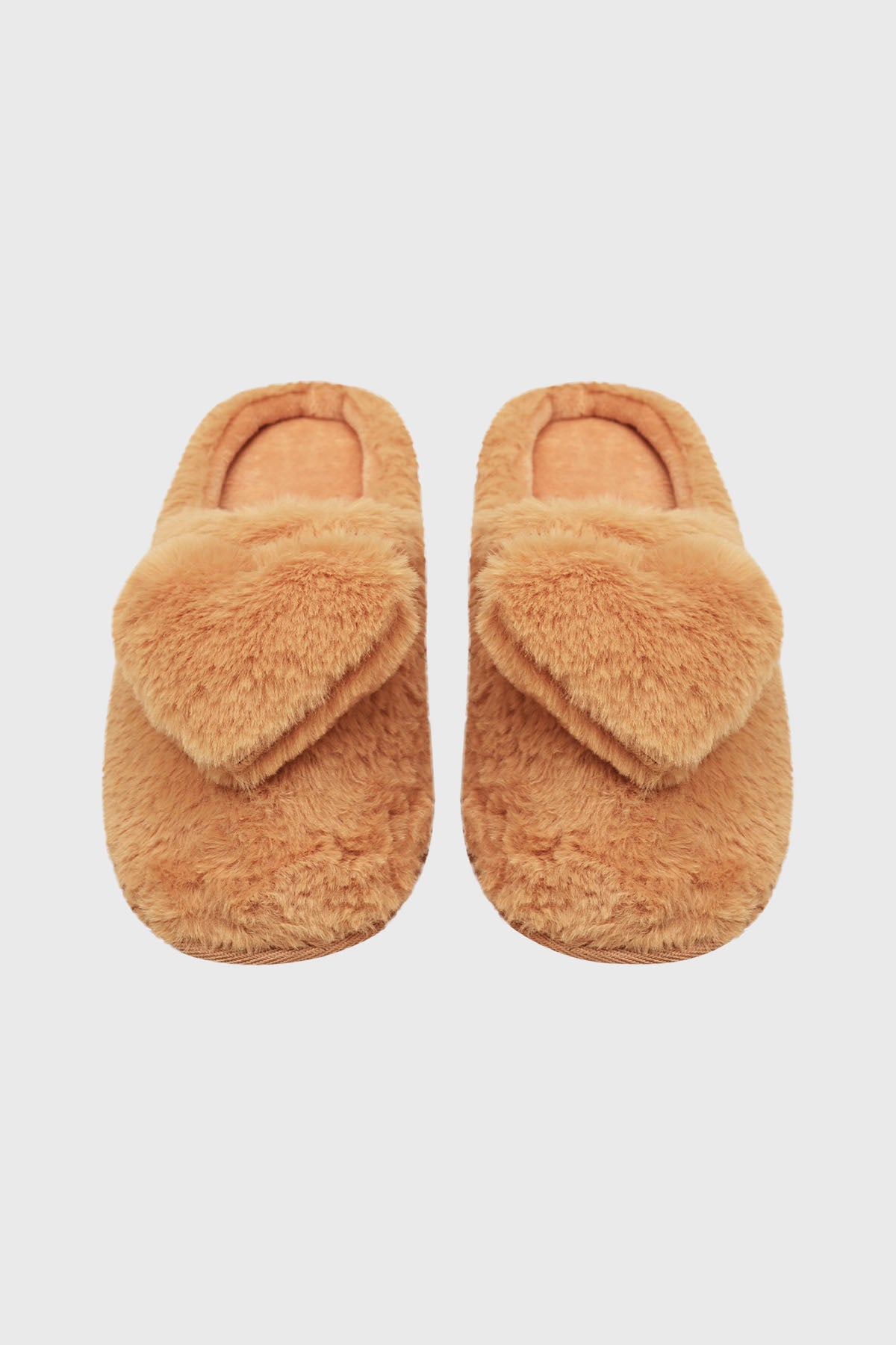 Pantuflas de mujer color beige con diseño de corazón en el empeine estilo esponjoso para comodidad en casa