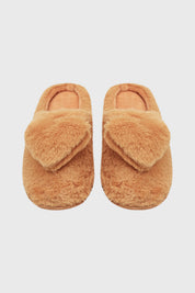 Pantuflas de mujer color beige con diseño de corazón en el empeine estilo esponjoso para comodidad en casa