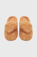 Pantuflas de mujer color beige con diseño de corazón en el empeine estilo esponjoso para comodidad en casa
