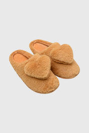 Pantuflas de mujer color beige con diseño de corazón en el empeine estilo esponjoso para comodidad en casa