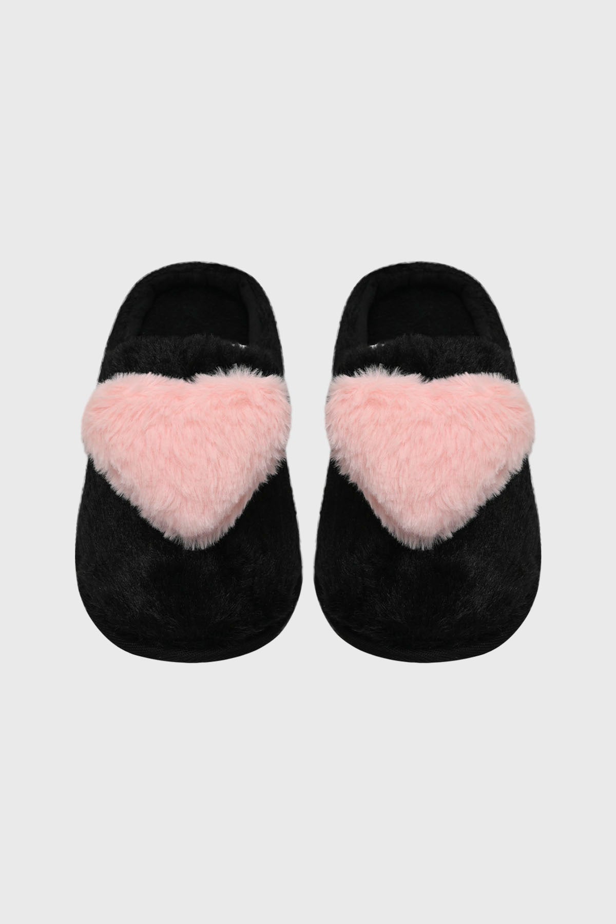 Pantuflas negras de mujer con corazón de felpa rosa al frente estilo acogedor
