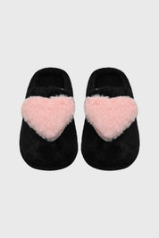 Pantuflas negras de mujer con corazón de felpa rosa al frente estilo acogedor