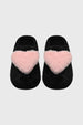 Pantuflas negras de mujer con corazón de felpa rosa al frente estilo acogedor