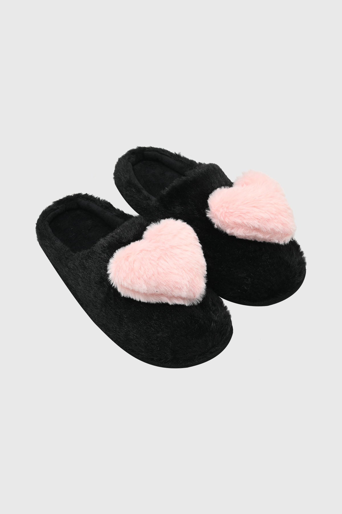 Pantuflas negras de mujer con corazón de felpa rosa al frente estilo acogedor