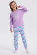 Pijama de niña color lila con polera de concha y texto "Mermazing" al frente pantalón con diseño de conchas en azul y lila