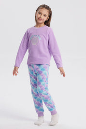 Pijama de niña color lila con polera de concha y texto "Mermazing" al frente pantalón con diseño de conchas en azul y lila