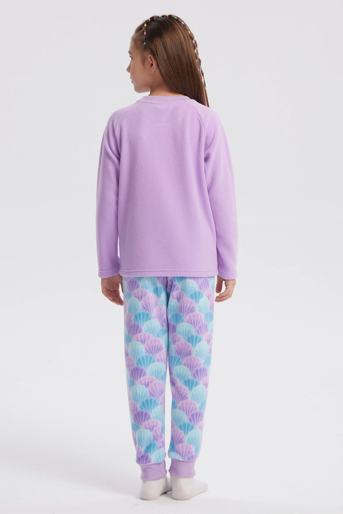Pijama de niña color lila con polera de concha y texto "Mermazing" al frente pantalón con diseño de conchas en azul y lila