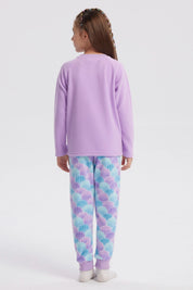 Pijama de niña color lila con polera de concha y texto "Mermazing" al frente pantalón con diseño de conchas en azul y lila