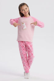 Pijama rosado de niña con polera de unicornio en el centro y pantalón con estampado de unicornios en toda la tela