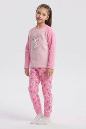 Pijama rosado de niña con polera de unicornio en el centro y pantalón con estampado de unicornios en toda la tela