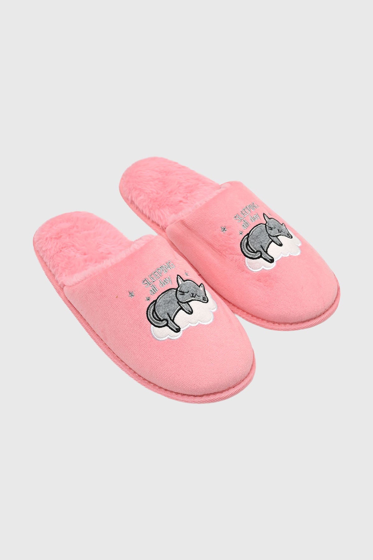 Pantuflas rosadas de mujer con diseño de gato durmiendo sobre nube en el empeine estilo bordado texto Sleeping all day