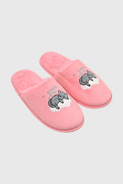 Pantuflas rosadas de mujer con diseño de gato durmiendo sobre nube en el empeine estilo bordado texto Sleeping all day