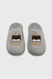 Pantuflas grises de mujer con diseño bordado de osito con corona y texto Night Princess en la parte superior
