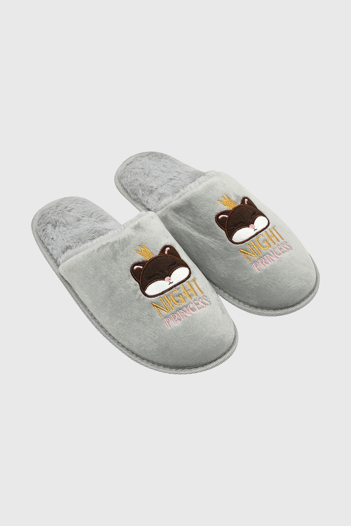 Pantuflas grises de mujer con diseño bordado de osito con corona y texto Night Princess en la parte superior