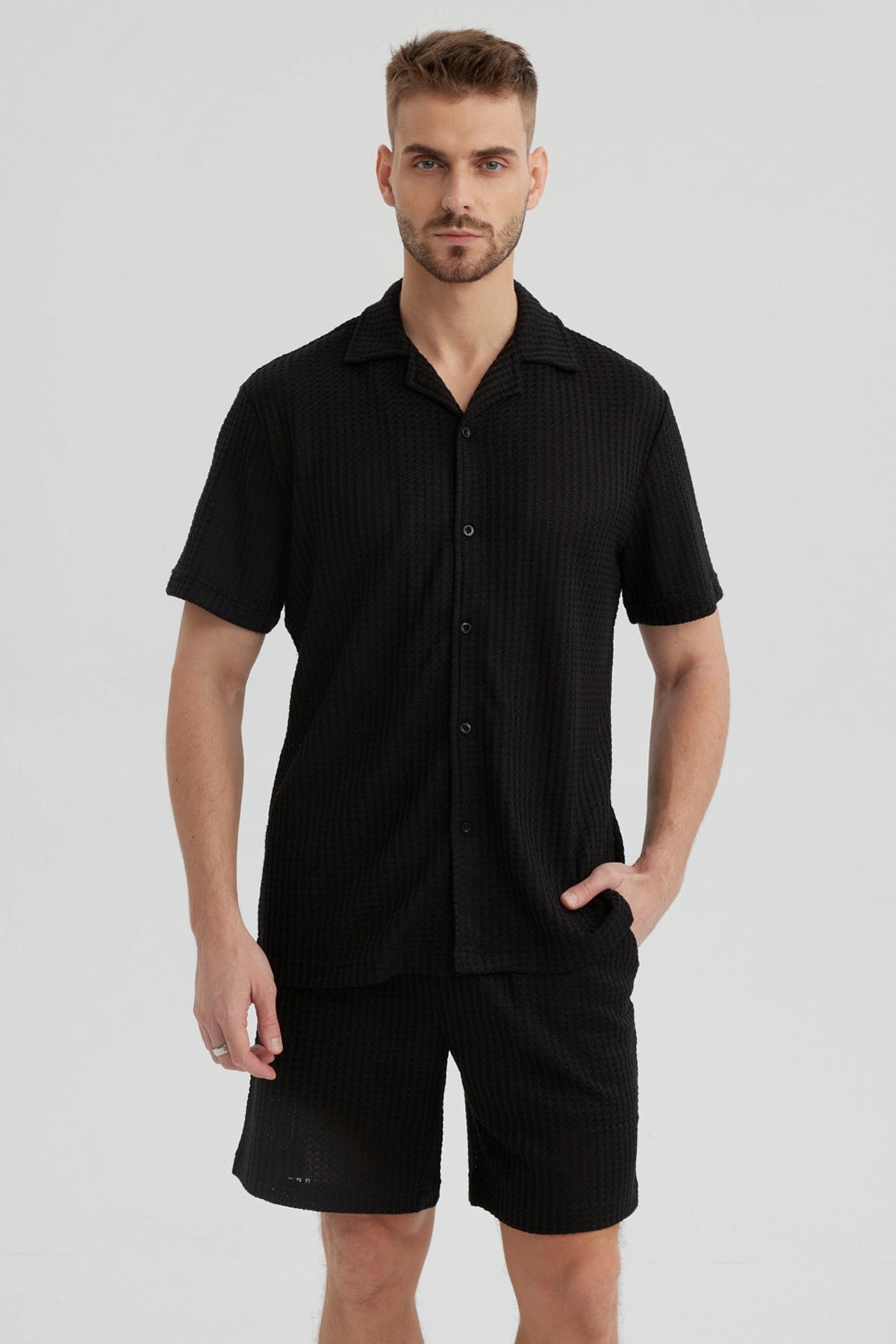 Camisa negra de hombre con cuello camisero slim de poliéster y diseño texturizado lisa
