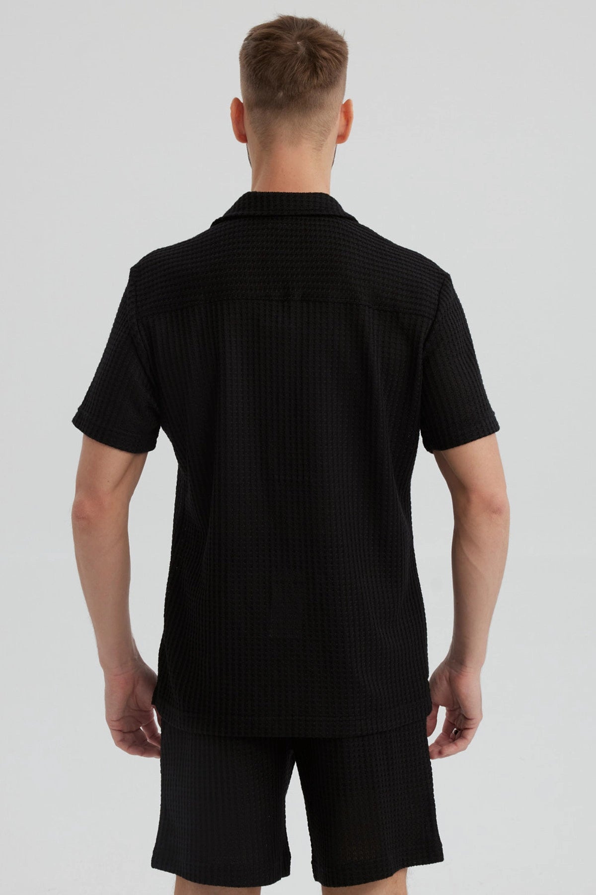 Camisa negra de hombre con cuello camisero slim de poliéster y diseño texturizado lisa