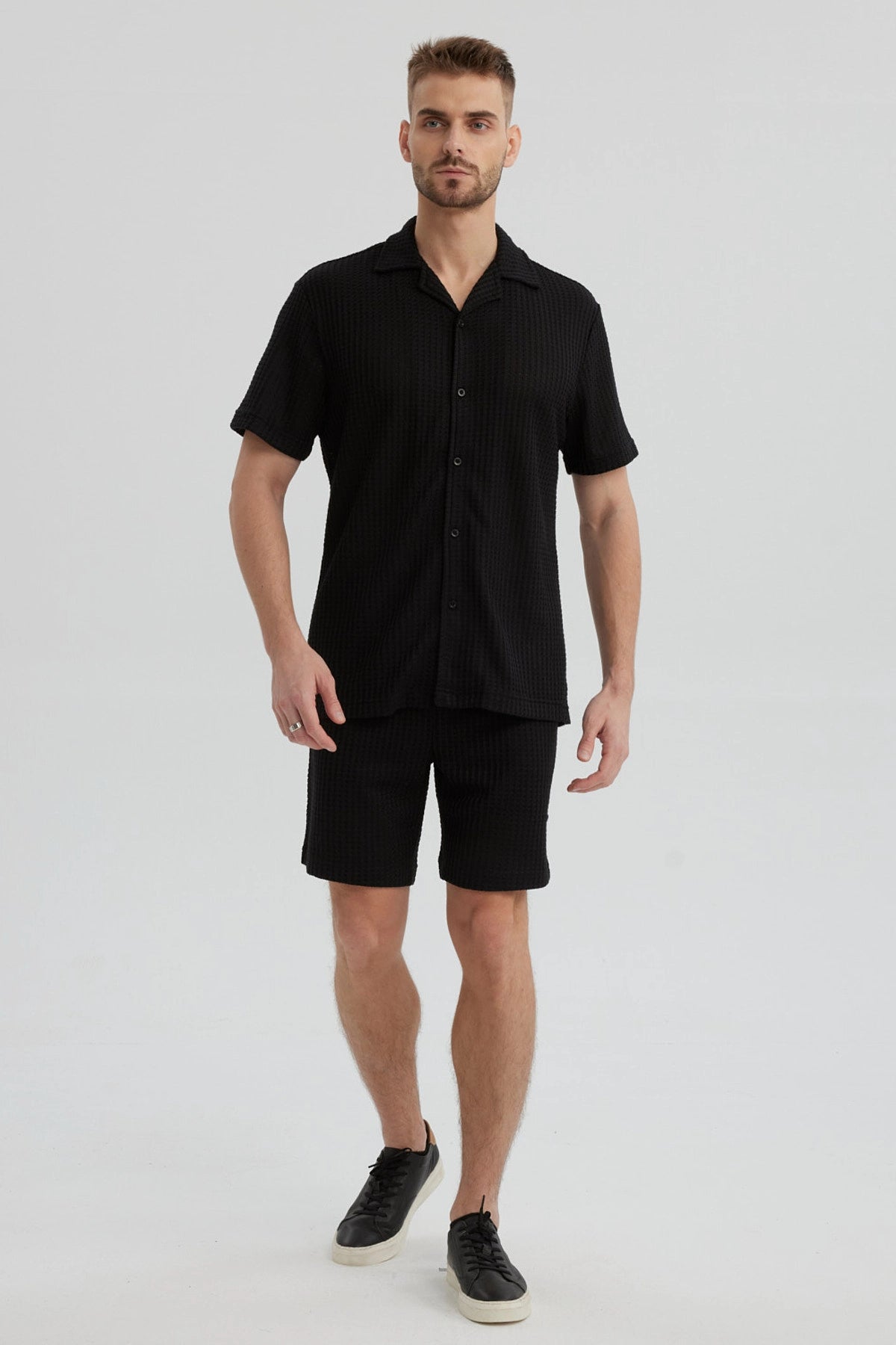 Camisa negra de hombre con cuello camisero slim de poliéster y diseño texturizado lisa