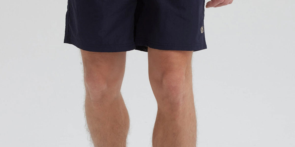 Short de baño hombre liso azul marino con cintura elástica y cordón ajustable sin estampa visible