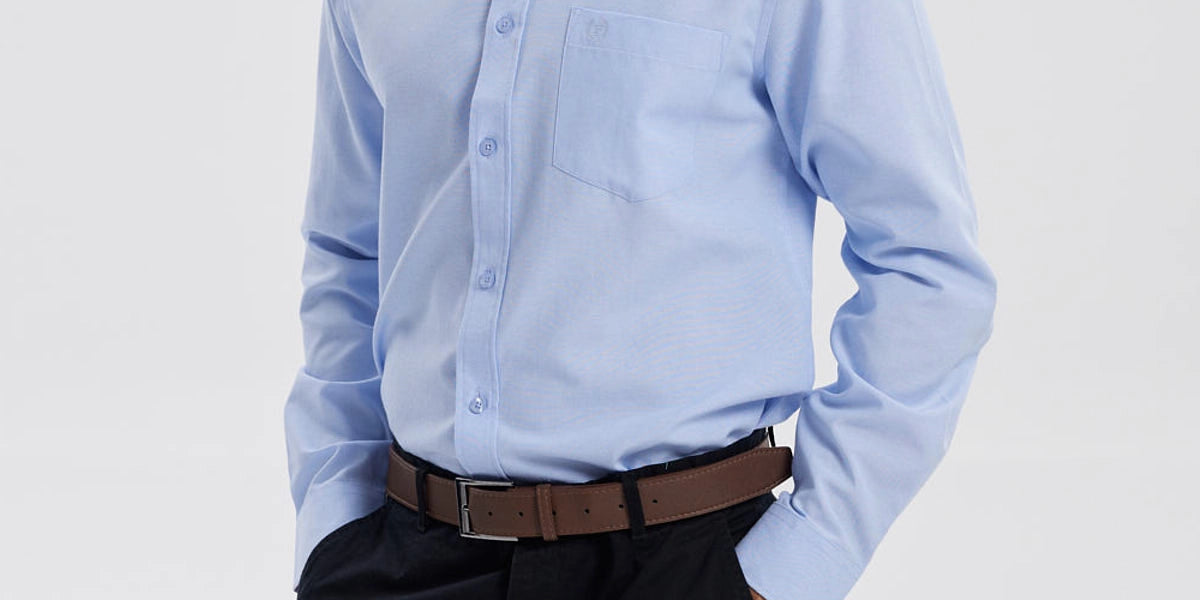 Camisa celeste lisa de hombre con bolsillo frontal y cuello abotonado estilo clásico