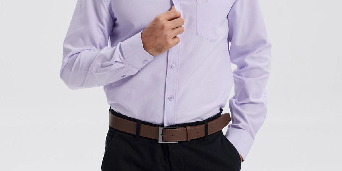 Camisa de hombre color lila con bolsillo delantero y botones en cuello