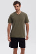 Polera hombre verde militar con cuello en V y mangas cortas, diseño simple y casual