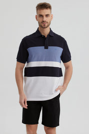 Polera polo para hombre celeste con franjas horizontales en negro y blanco diseño casual y moderno