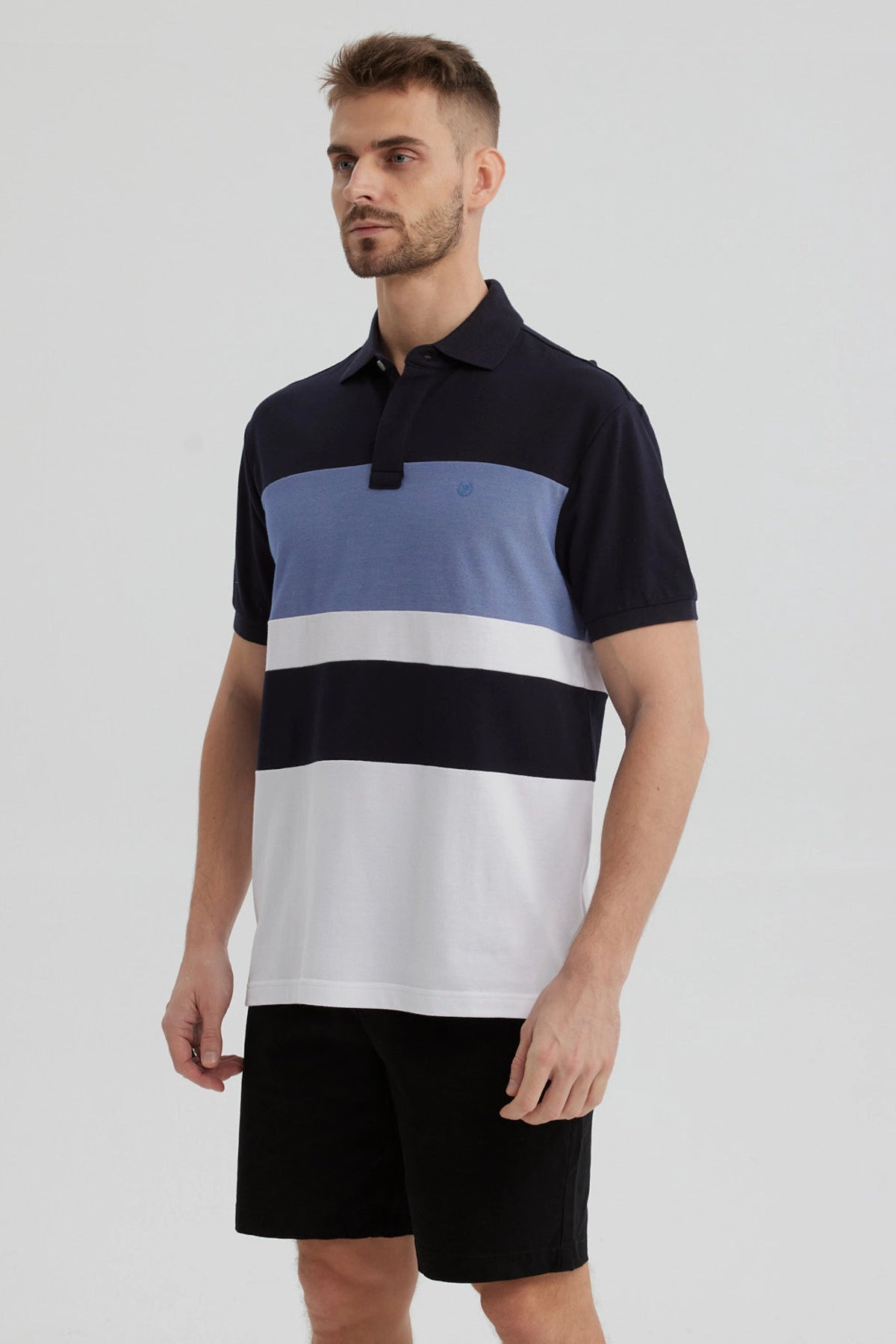 Polera polo para hombre celeste con franjas horizontales en negro y blanco diseño casual y moderno