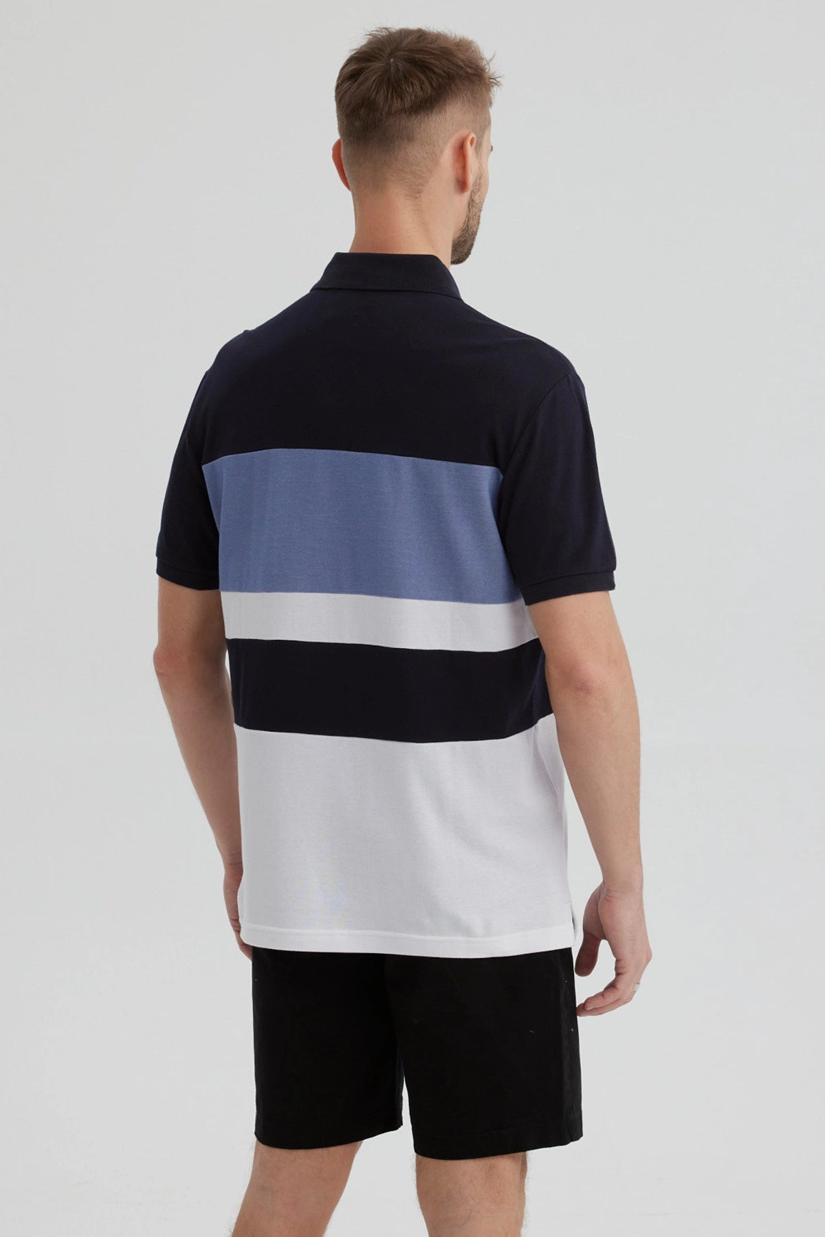 Polera polo para hombre celeste con franjas horizontales en negro y blanco diseño casual y moderno