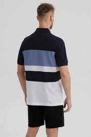 Polera polo para hombre celeste con franjas horizontales en negro y blanco diseño casual y moderno