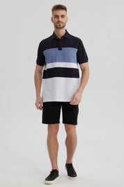 Polera polo para hombre celeste con franjas horizontales en negro y blanco diseño casual y moderno
