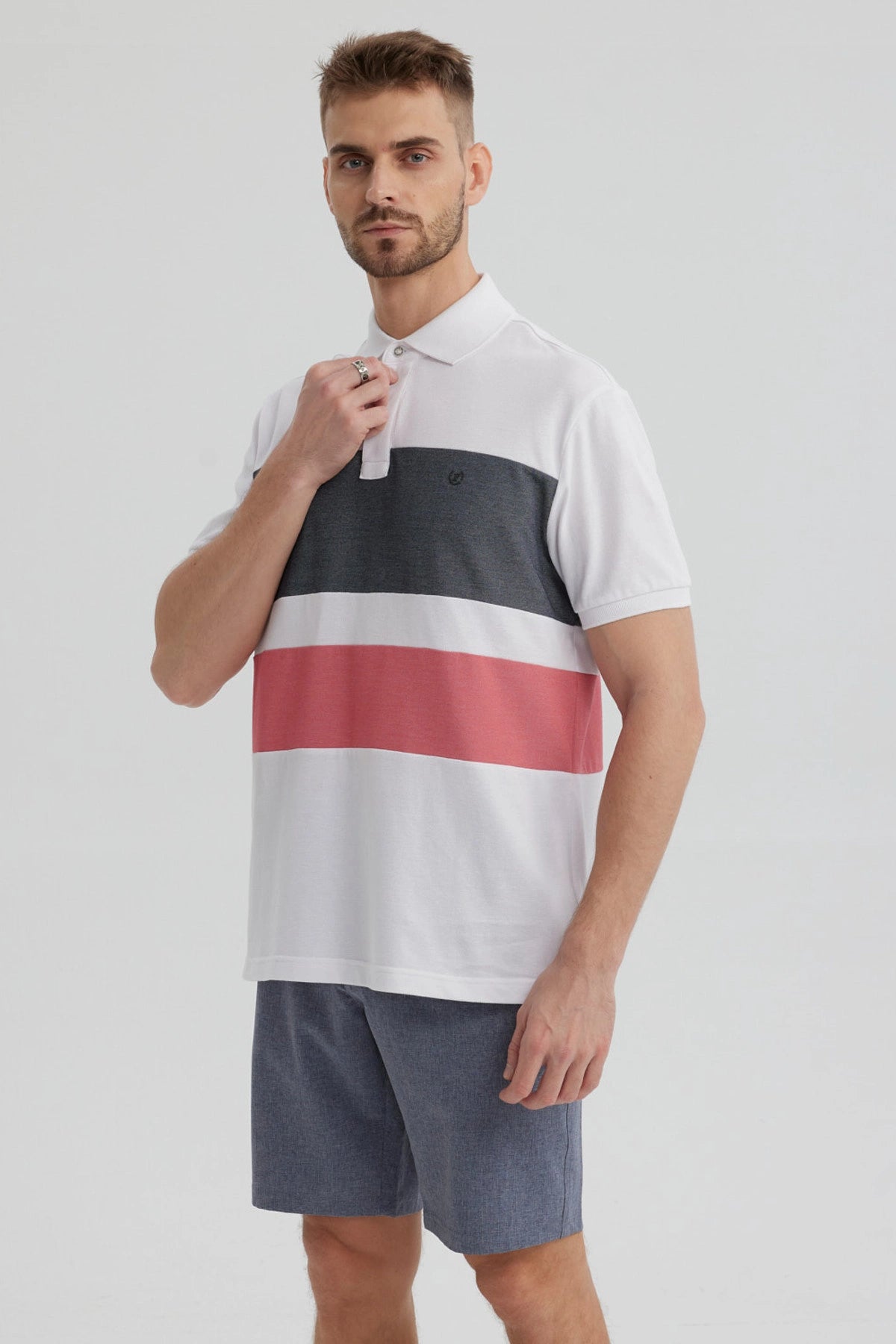Polera hombre con franjas horizontales en rojo negro y blanco diseño casual moderno sin estampa visible
