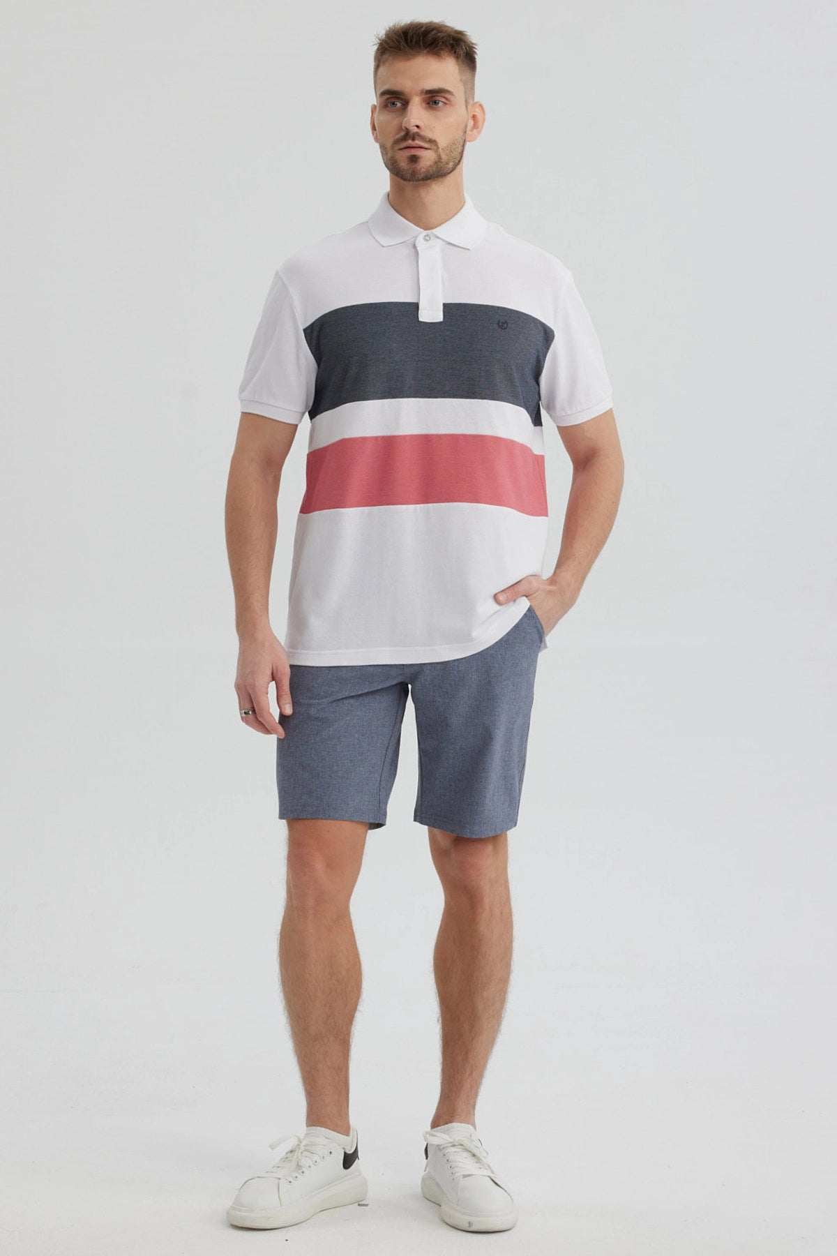 Polera hombre con franjas horizontales en rojo negro y blanco diseño casual moderno sin estampa visible