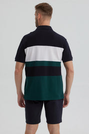 Polera hombre verde con franjas horizontales negras y blancas diseño casual sin estampa lisa y moderna