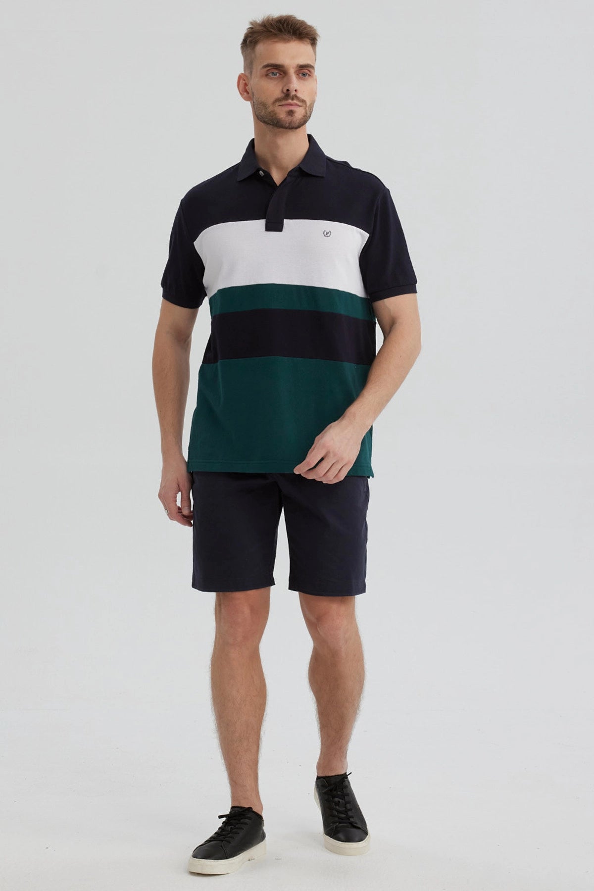 Polera hombre verde con franjas horizontales negras y blancas diseño casual sin estampa lisa y moderna