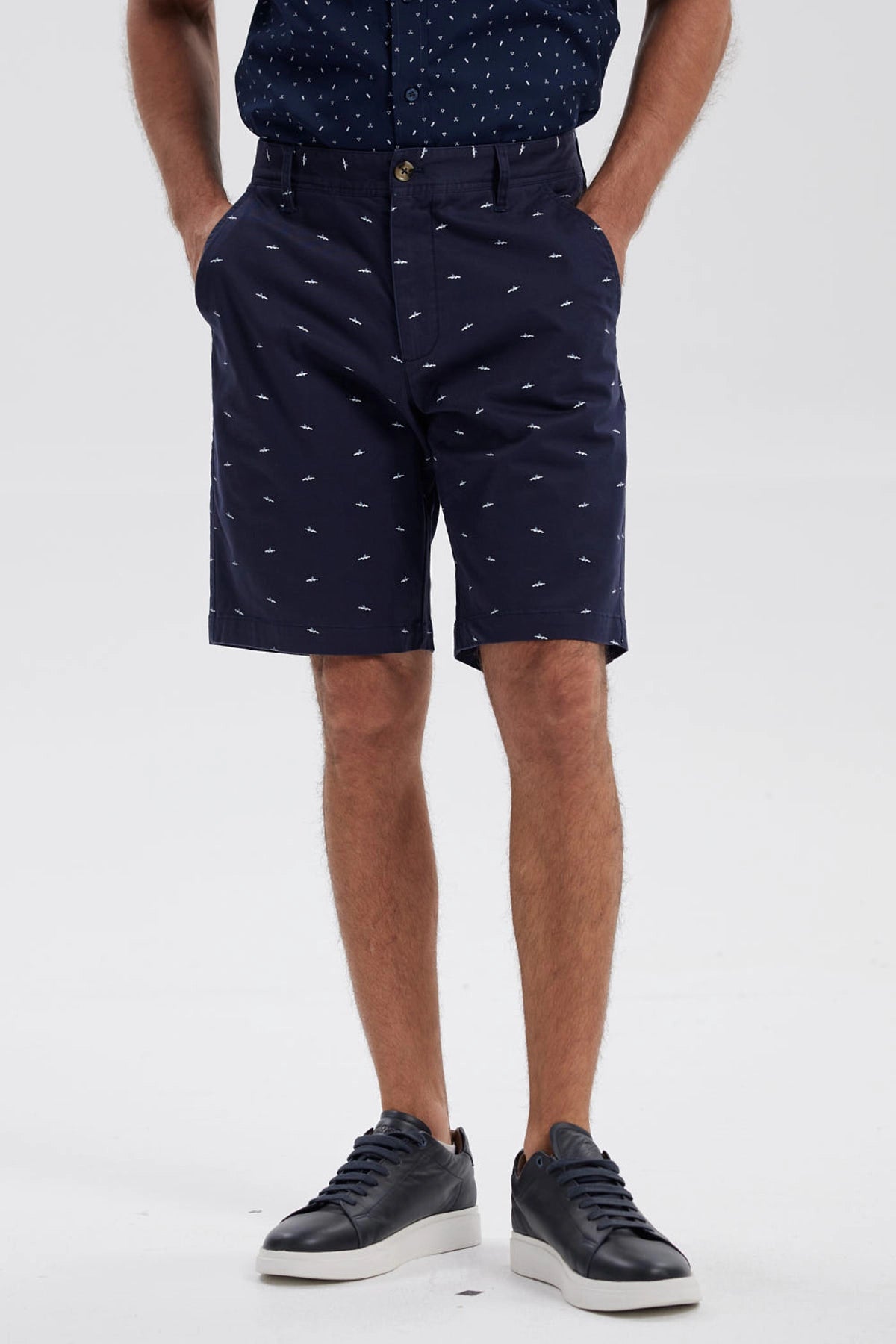 Bermuda Hombre Chino Azul Marino con pequeños motivos blancos