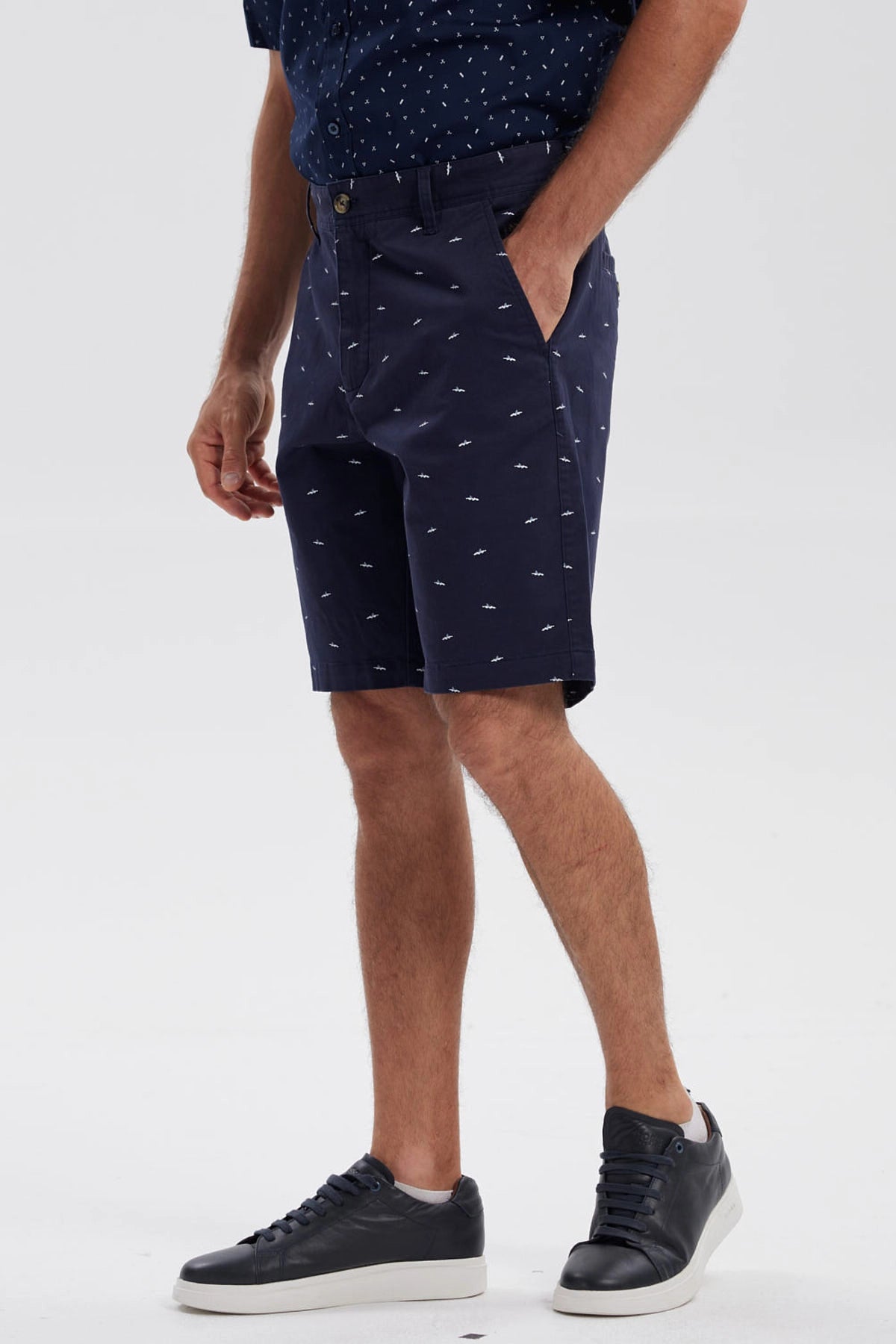 Bermuda Hombre Chino Azul Marino con pequeños motivos blancos