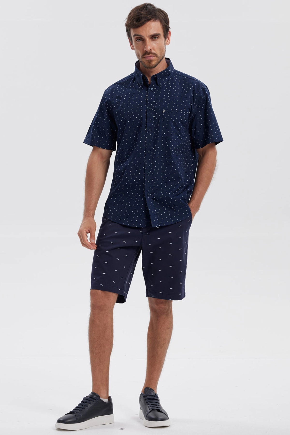 Bermuda Hombre Chino Azul Marino con pequeños motivos blancos