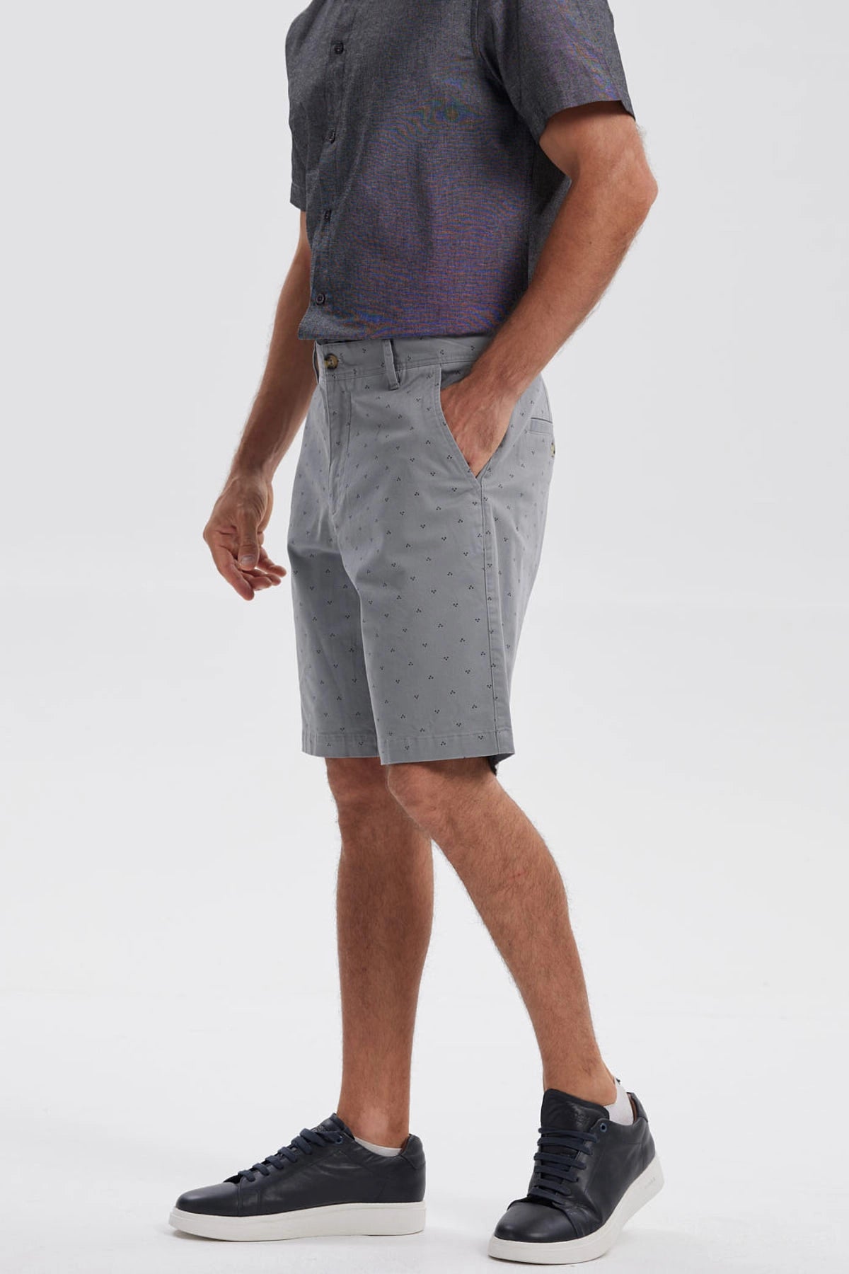 Bermuda hombre gris con patrón pequeño y bolsillos laterales
