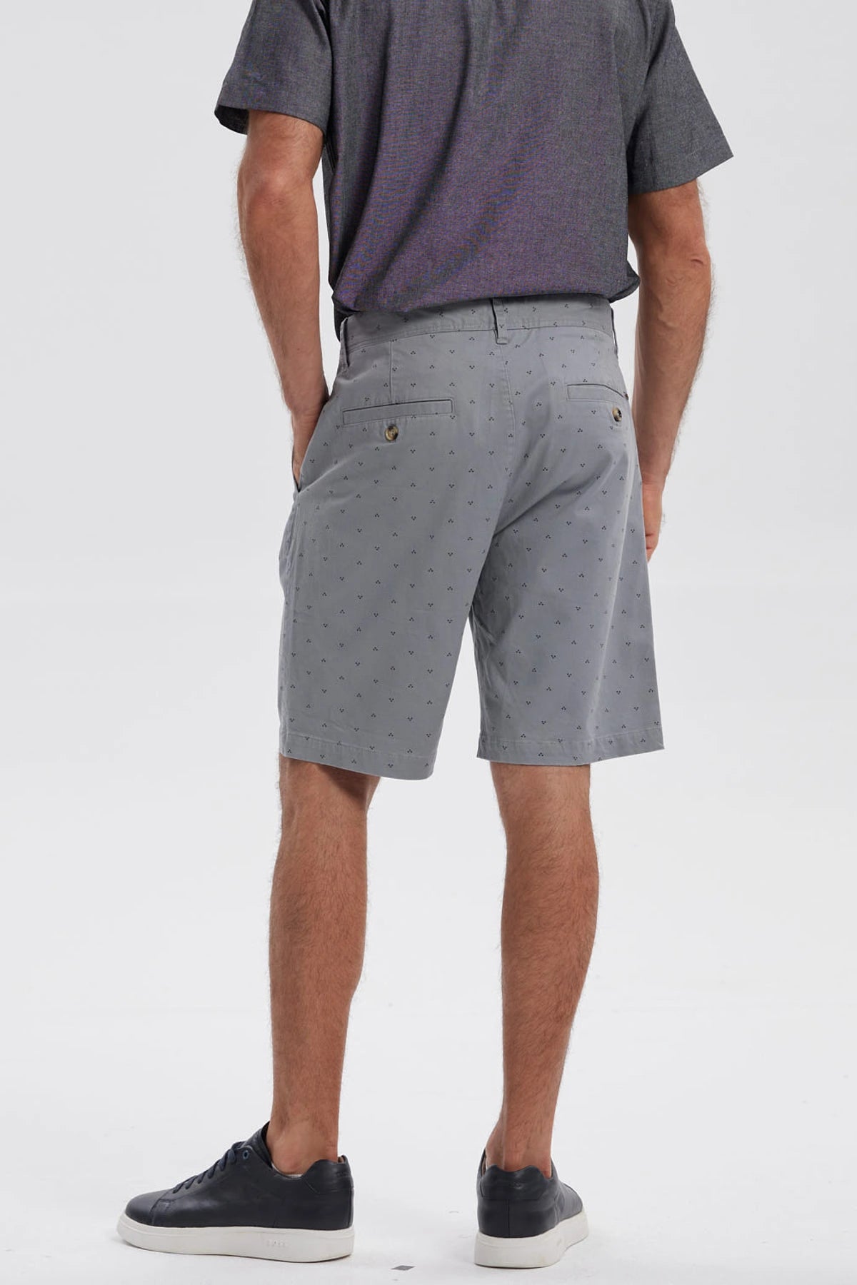 Bermuda hombre gris con patrón pequeño y bolsillos laterales