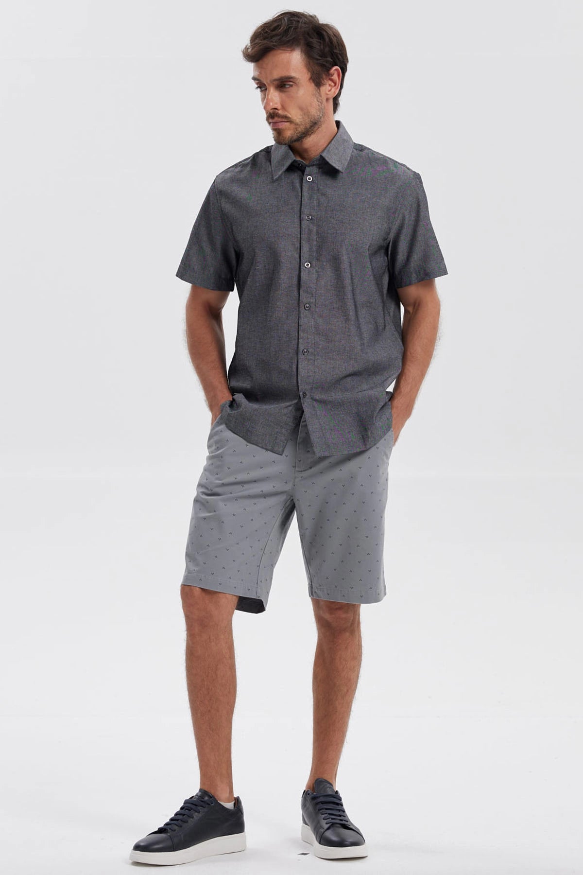 Bermuda hombre gris con patrón pequeño y bolsillos laterales