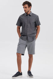 Bermuda hombre gris con patrón pequeño y bolsillos laterales