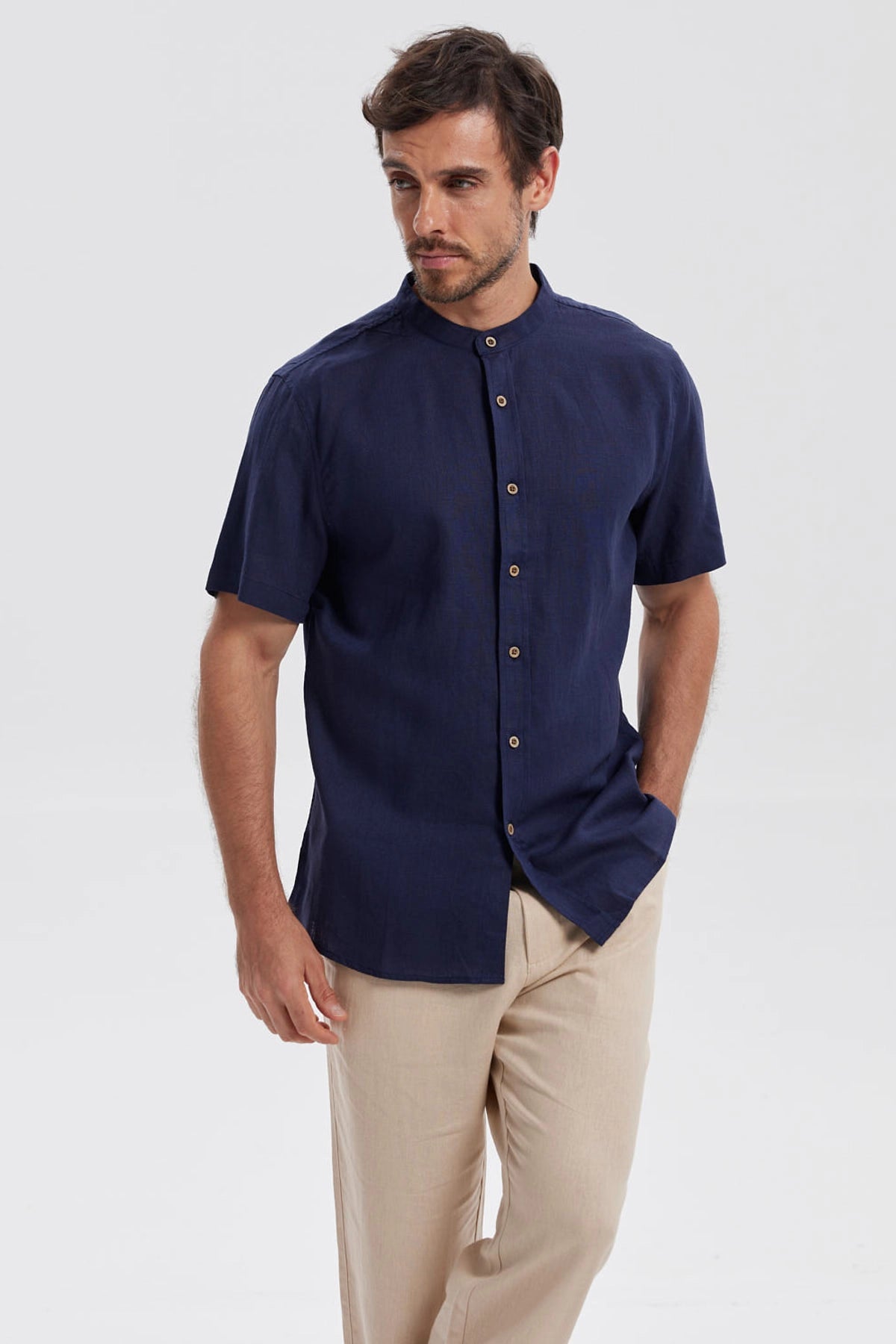 Camisa de hombre azul marino con botones marrones y cuello mao