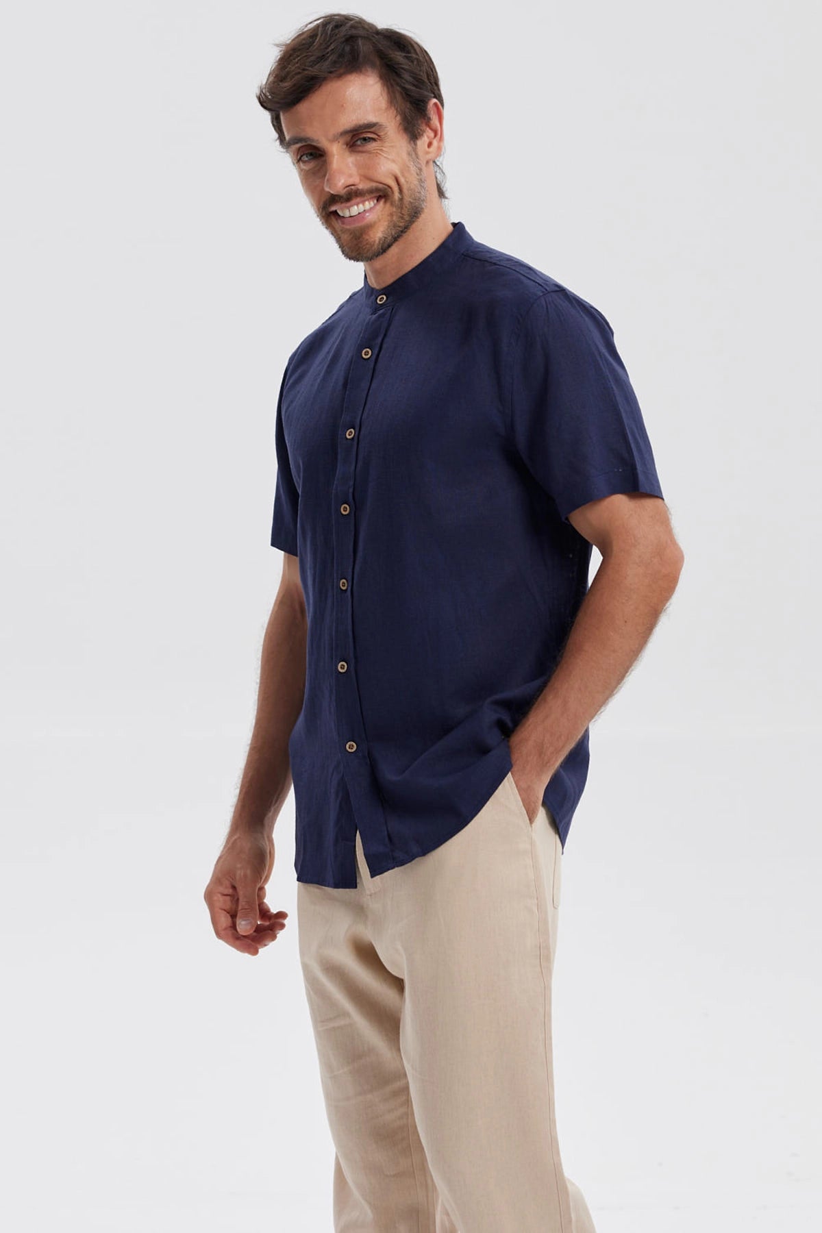 Camisa de hombre azul marino con botones marrones y cuello mao