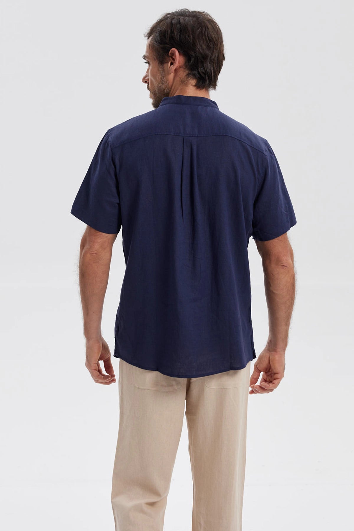 Camisa de hombre azul marino con botones marrones y cuello mao