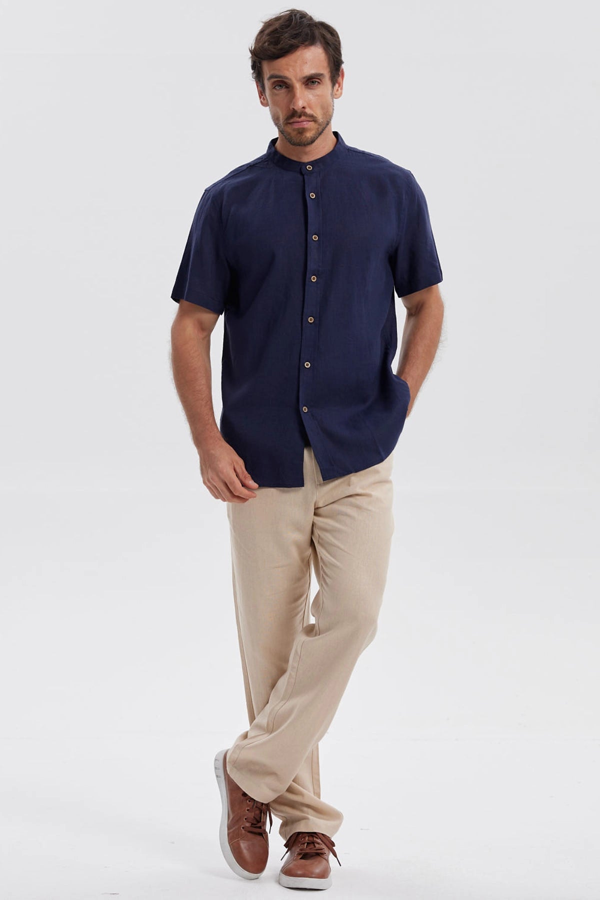 Camisa de hombre azul marino con botones marrones y cuello mao