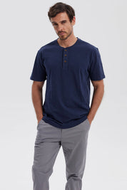 Polera hombre azul marino con tres botones en el cuello