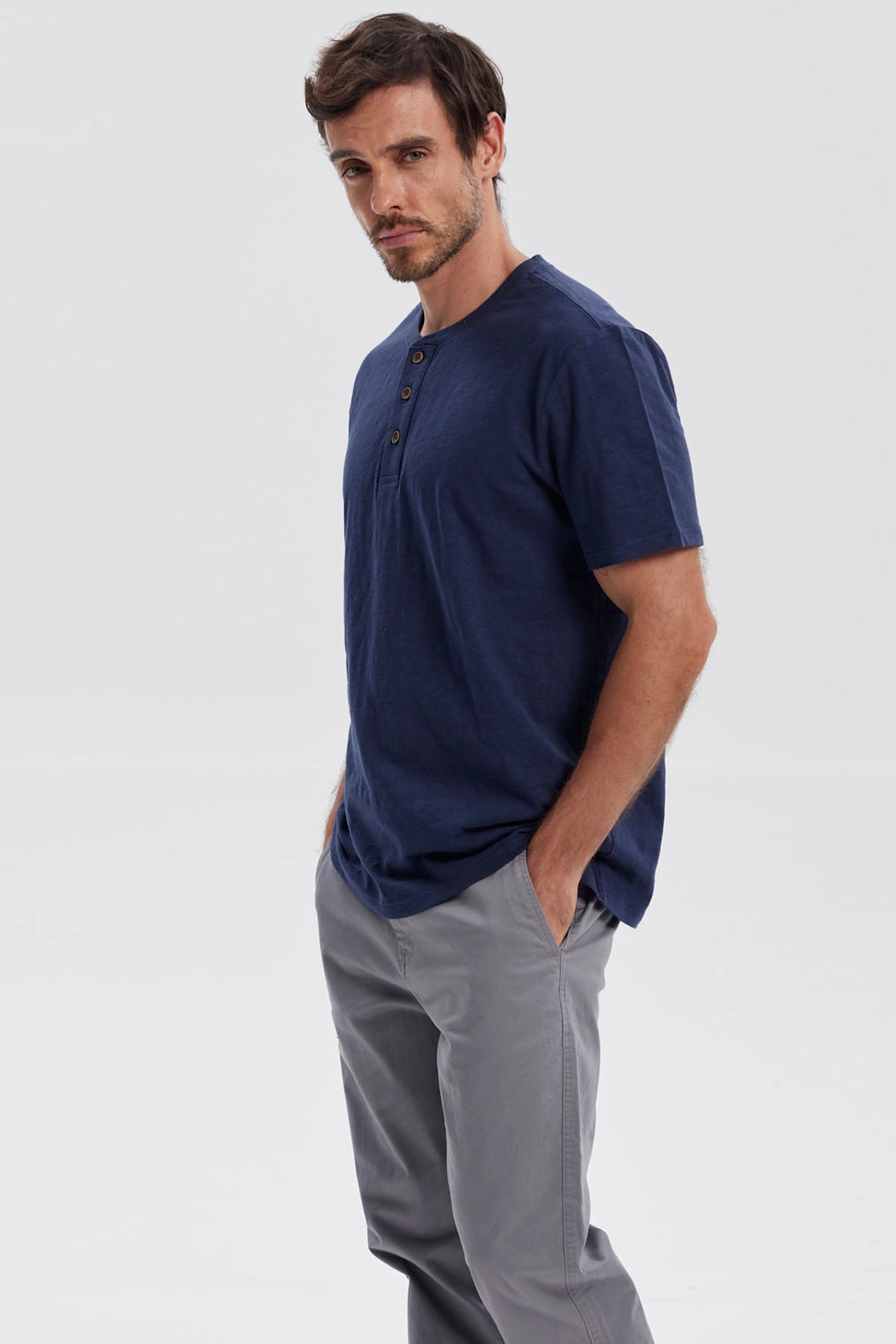 Polera hombre azul marino con tres botones en el cuello