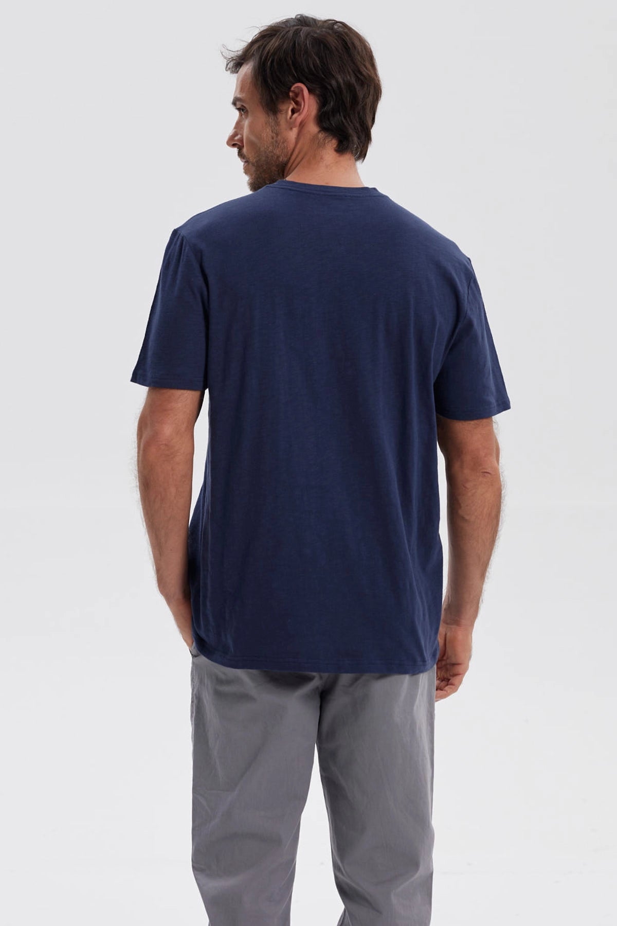 Polera hombre azul marino con tres botones en el cuello