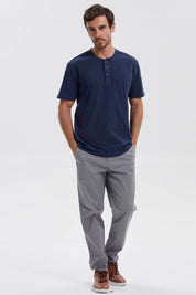 Polera hombre azul marino con tres botones en el cuello